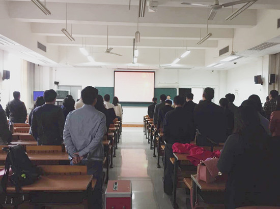 全体与会代表起立唱校歌 伟德bv国际体育