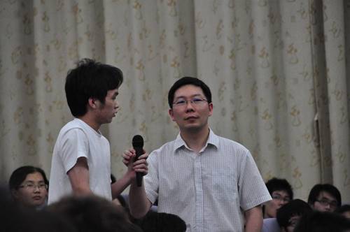 http://csi.gdufs.edu.cn/academy/UpLoadFiles/Image/2010.05.25%20%E8%8D%A3%E8%AA%89%E9%99%A2%E9%95%BF/%E6%8F%90%E9%97%AE%E5%AD%A6%E7%94%9F.jpg
