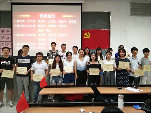董婷老师为优秀共产党员颁发证书 伟德bv国际体育