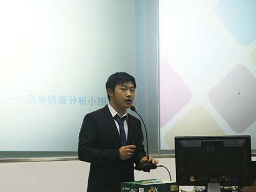 竞争情报分析小组做展示 伟德bv国际体育