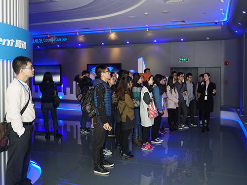 同学们认真倾听QQ使用情况的介绍 伟德bv国际体育