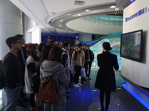 腾讯工作人员向同学们介绍城市热力图 伟德bv国际体育