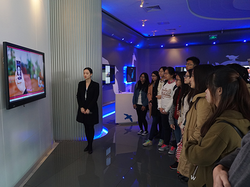 同学们观看腾讯征信人脸核身产品介绍视频 伟德bv国际体育